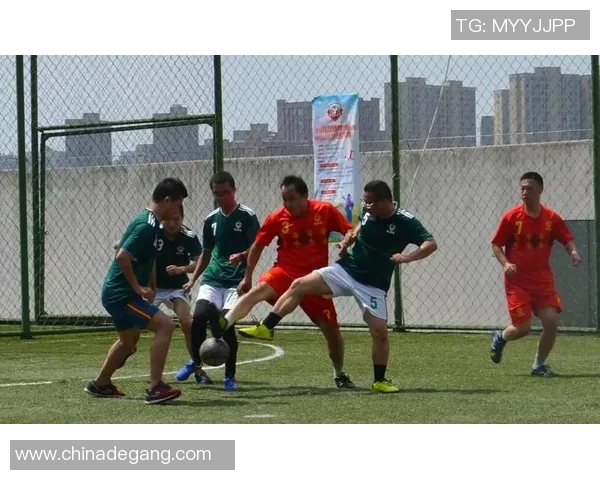 国外足球明星街头挑战真实球技引发热议粉丝反应精彩纷呈