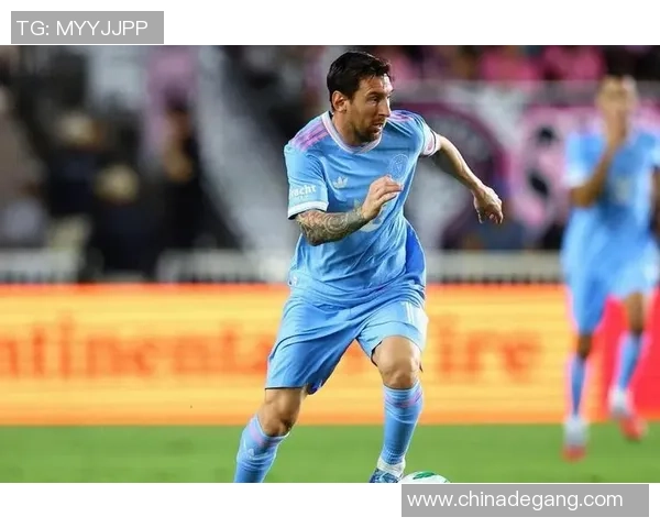 梅西在绿茵场上的精彩射门瞬间展现足球之美与激情 梅西在绿茵场上的精彩射门瞬间展现足球之美与激情